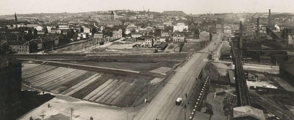Dálkové autobusové linky měly své stanoviště zprvu na autobusovém nádraží nedaleko Žofinské huti, až v roce 1973 bylo otevřeno Ústřední autobusové nádraží na