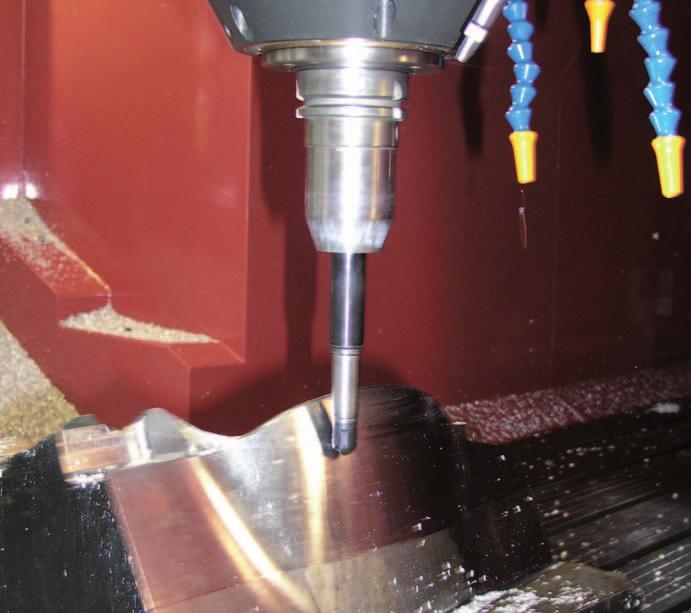 Funkce obrábění 3D-ToolComp 3D korekce poloměru nástroje v závislosti na úhlu záběru S opcí 3D-ToolComp je nyní k dispozici výkonná trojrozměrná korekce poloměru nástroje.