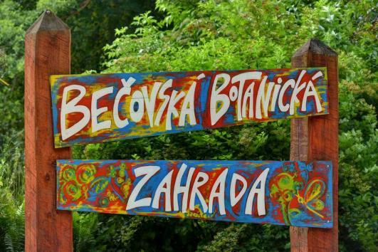 LOKALITA 1 Vážení návštěvníci, vítáme Vás v Bečovské botanické zahradě. Kromě samotné návštěvy bychom Vás rádi seznámili i s procesem její záchrany a obnovy.