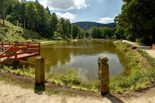 LOKALITA 2 Vítejte u Korunního rybníka! Areál Bečovské botanické zahrady je umístěn ve výrazném ohybu řeky Teplé, jejíž tok vidíte po pravé straně.