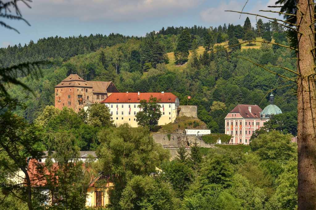 křižujících se cest byl vytvořen systém okruhů. Stavebním materiálem byly kameny, cihly a dřevo.