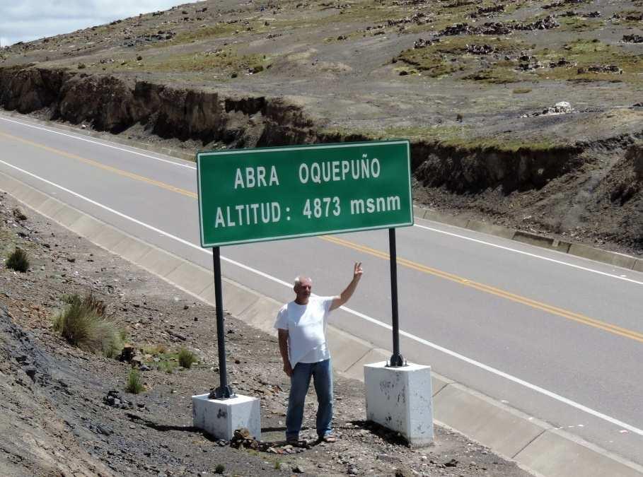 v PERU jsou krásné asfaltové cesty i vysoko v horách Úterý 17. 3. 2015 V noci se špatně spalo, nadmořská výška přes 3800 m prostě není pro nás dobrá. Vstáváme před 6.