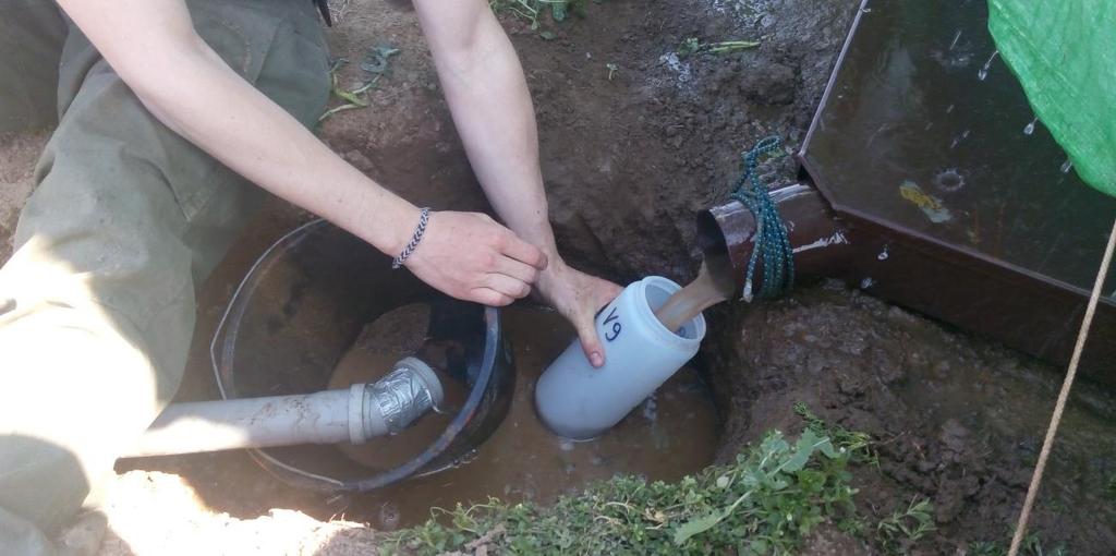 3.2.3 Průběh simulace a odběr vzorků Simulátor se po sestavení přenese nad plochu tak, aby trysky ležely v ose plochy, tryska č. 8 byla nad koncem plochy a trysky byly ve výšce 2 metry.