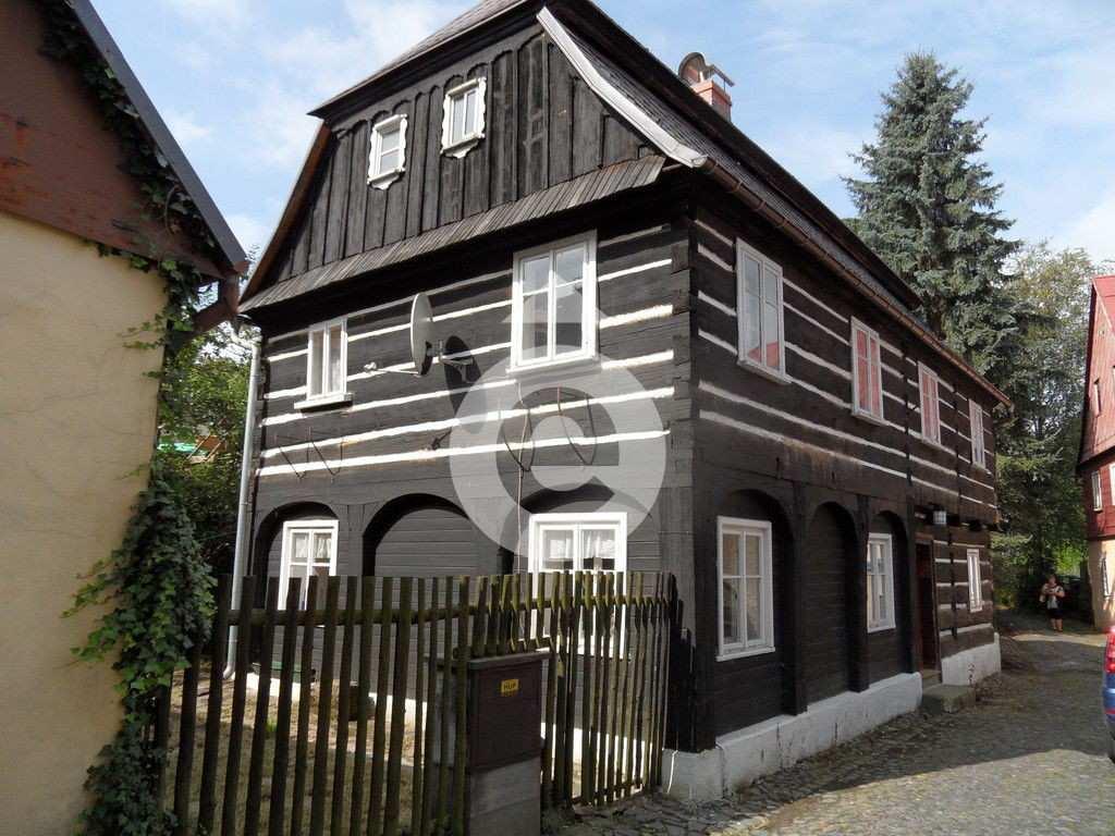 Dispozice nemovitosti odpovídá typu 5+1 a má ještě další přilehlé prostory.