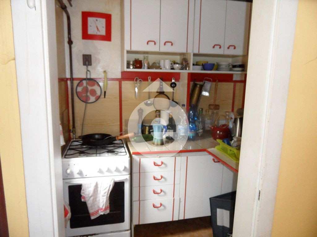 s posezením. V patře nalezneme pokoj pro hosty, ložnici, WC a dva průchozí pokoje.