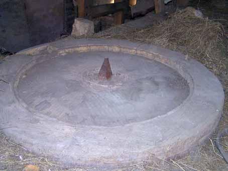 Obr. 4. Ohnišov čp. 47. Ležák s dobře viditelným křesem. Foto autor, 2009. uváděny jako žitné, kratší z nich sloužil jako třídící a delší jako moučný ).