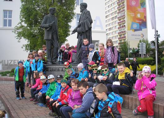 Na Valečově byly spolu 1. a 3. třída, další obrázek je zachycuje společně před škodováckým muzeem. Chtěli bychom poděkovat panu Knopovi z Helkovic, který dětem na tento výlet zaplatil autobus.