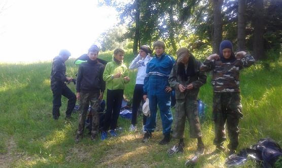 7. třída 7. třída pojala svůj školní výlet poněkud bojovně. Z Vysokého se pěšky vydali na Polubný, kde měli objednaný paintball.