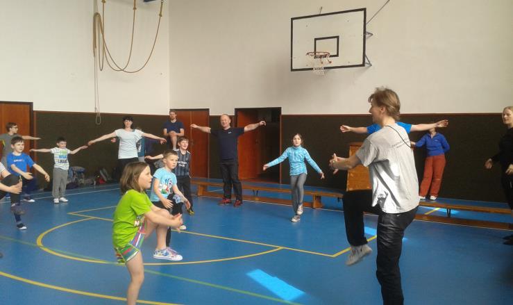 Děti z téhle ulice, jsou mrštné jak opice, každou dráhou opičí, bez problémů profičí.