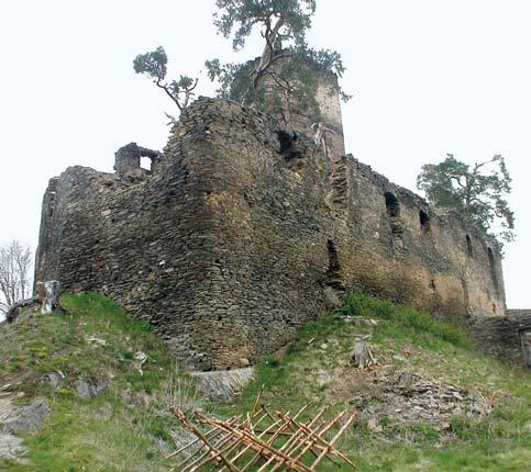 stavebně-historickým průzkumem.20 E. Kamenická tehdy pořídila také fotodokumentaci částí zříceniny, které byly v havarijním stavu, a všech jejích ohrožených detailů.