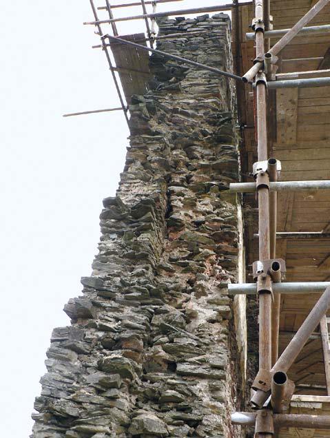 Obr. 11. Okrouhlé Hradiště, zřícenina hradu Gutštejna. Severní stěna severního paláce, pohled od západu. Stav před opravou.