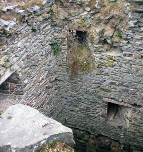 naznačeno neukončené zdivo. (Foto P. Sokol, 2012) 1999 následovalo doplnění a částečné navýšení oblého severozápadního nároží hradního jádra a dozdění sousedního střílnového okénka v západní hradbě.