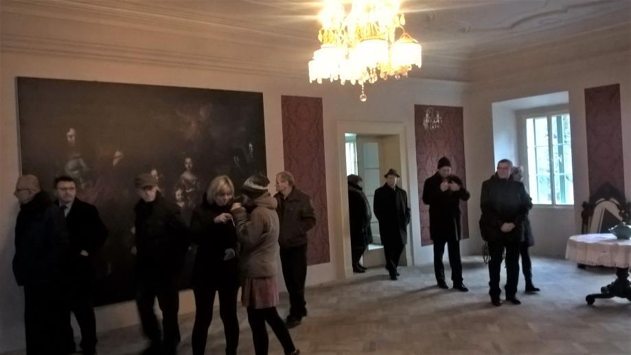[2] Po dokončení prací sem bylo přeneseno panské sídlo ze Žlutic a zámek se stal rezidencí. Nedlouho poté, roku 1747, zámek v důsledku nepozornosti sloužících vyhořel.