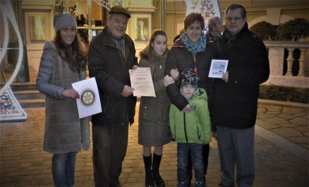 23.12.2017 se konalo před hotelem Pupp adventní charitativní odpoledne které pořádala ředitelka hotelu Pupp, členka našeho Rotary klubu, Andrea Pfeffer Ferklová Od 16. hod.