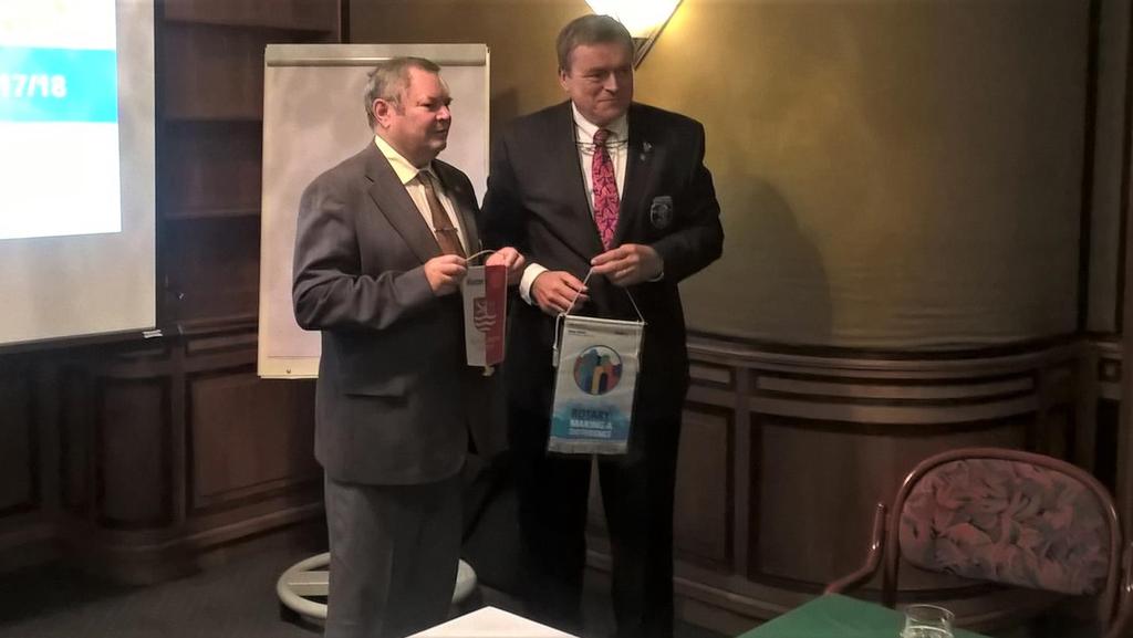 2.10.2017 schůzka RC Karlovy Vary v GH PUPP - salonek Beethoven návštěva guvernéra distriktu 2240 Júliusa Tomka v našem klubu Prezident klubu Zdeněk Urbanec předal guvernérovi distriktu Júliusovi