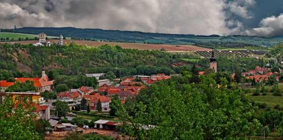 Krajinou lesů a skalnatých kaňonů v údolích Oslavy a Jihlavy i rovinatým údolím řeky Jihlavy v Dyjsko Svrateckém úvalu.