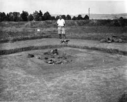 Ing. Hans Freising v místech archeologického nálezu nedaleko Vísky u Jevíčka v r.
