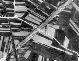 Provizorní dřevěný most přes zářez dálnice Dálnice jižně od Lysic (1950): 1.