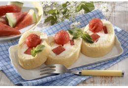 Roládky s melounem Těsto 6 vajec 140 g krupicového cukru 150 g hladké mouky polohrubá mouka na posypání utěrky Náplň 500 g vodního melounu 100 g másla nebo Hery 2 sáčky vanilkového cukru 100 g