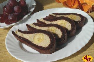 Sloní slzy 6 vajec 6 lžic moučkového cukru 40 g kakaa 3 lžíce hrubé mouky lžička prášku do pečiva 2 banány Náplň: 150 g mletých ořechů 5 lžic mléka 250 g másla 2 balíčky vanilkového cukru 4 lžíce