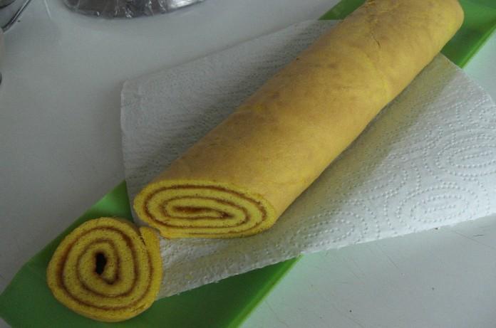 Těsto vylijeme na plech vyložený papírem na pečení a upečeme ve středně vyhřáté troubě.
