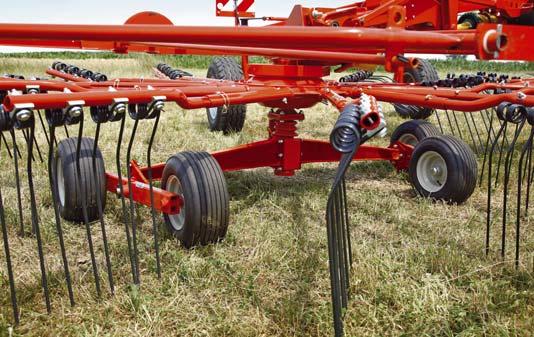 terénu. GA 6501 P: VÝHODA NESENÉHO MODELU A VELKÉHO PRACOVNÍHO ZÁBĚRU Tento nový nesený model rozšiřuje portfolio značky KUHN s dvourotorovými shrnovači.
