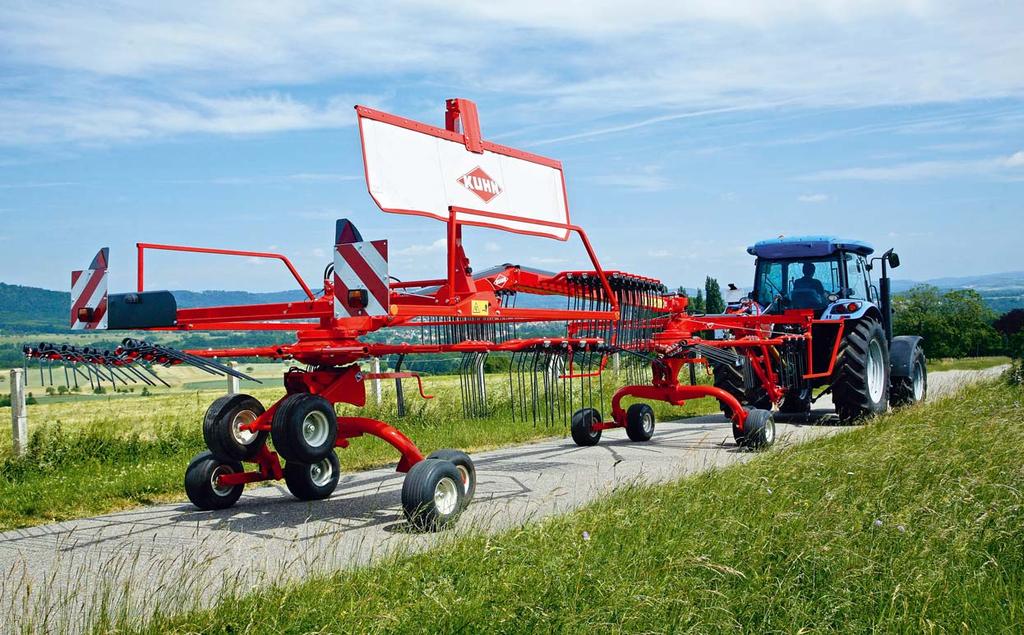 ŠIROKÝ BĚHEM PRÁCE NA POLI ÚZKÝ BĚHEM TRANSPORTU Shrnovače lze snadno přestavit z pracovní do transportní polohy (a naopak) z kabiny traktoru.