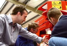 Požadavky na hydraulickou výbavu traktoru 1 dvojčinný okruh 1 jednočinný okruh 1 dvojčinný + 1 jednočinný okruh Požadavky na elektrickou výbavu traktoru 7-pólová zásuvka 7-pólová + 1 ISO 3-pólová