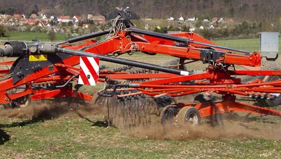 Minimální zatížení přední nápravy musí být vždy v souladu s předpisy v dané zemi (v Evropě je to minimálně 20 % hmotnosti traktoru).