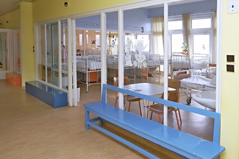 STRUKTURA KLINIKY Lůžková část standardní lůžkové oddělení č. 20 se nachází v pavilonu B1, 4. NP telefonní kontakt: 532 234 454 K dispozici má 21 lůžek pro děti, 4 lůžka pro doprovod, tj.