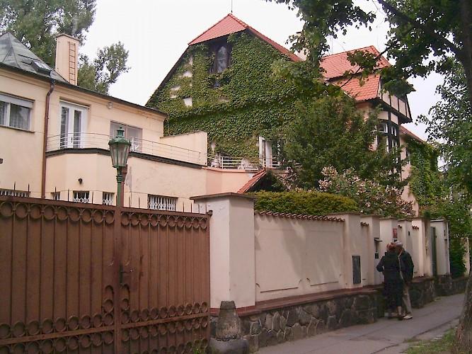 Ulice Slavíčkova č. 6 a č. 8 Je to druhá Suchardova vila. Autorem je arch. Jan, Kotěra, r. 1907.