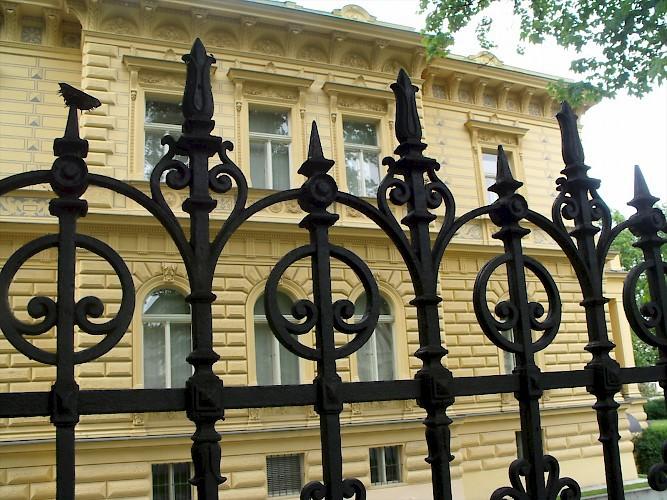Ulice Pelléova - Pelléova vila je novorenesanční stavba z r. 1890, autorem je arch. Rudolf Koukol. Pod římsou jsou lunety s plastickou výzdobou.