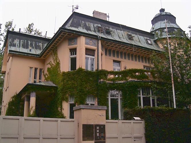 Pellé byl hlavním velitelem Československé armády za první republiky. Od r. 2001 je zde Nadace Milady a Jiřího Anderlových Ulice Na Zátorce č. 3 Krausova (právník) vila. Dekorativní vila z r.