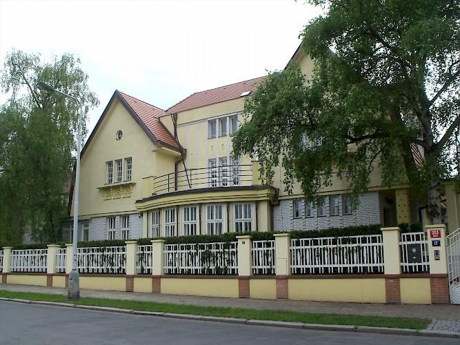 1910, prvky novorenesanční + lidový ráz.