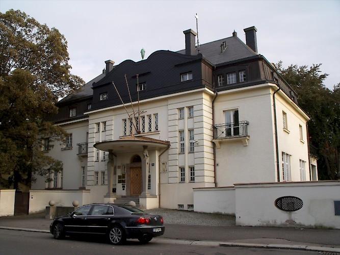 Ulice Na Zátorce, U Vorlíků Na křižovatce stojí Irské vyslanectví, arch. A.