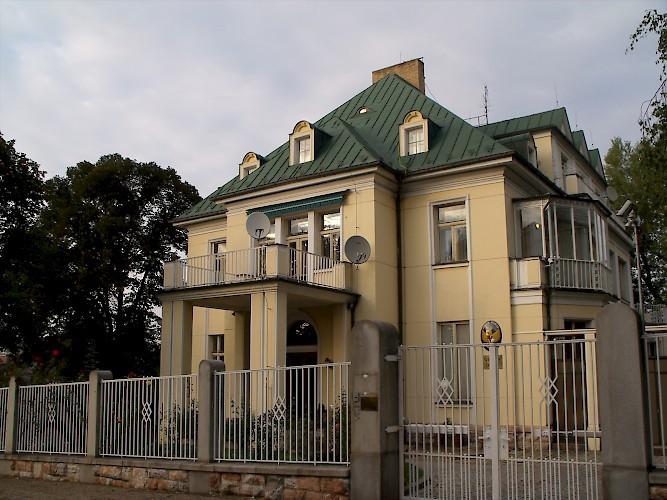 Fresky na průčelí, autorem je Fr. Tavík Šimon.