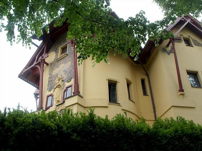 Ulice Suchardova č. 4 - Vila právníka Jana Náhlovského arch. Dušan Jurkovič, lidové motivy, výrazné barvy, dřevo.