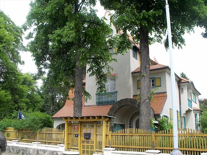 Výrazný dekor, barvy, štuk, členitá vila, malíř a architekt Karel Vítězslav Mašek si ji sám pro sebe navrhl a