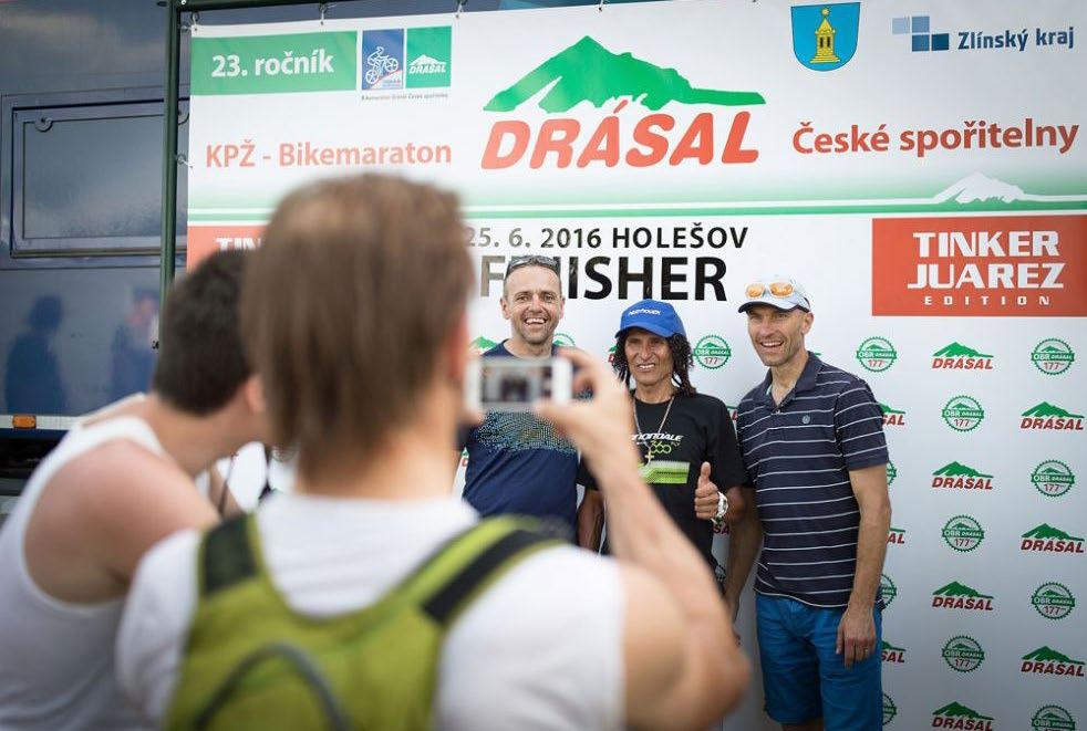 DRÁSAL EXTRAS FINISHERSKÉ FOTO V cíli máme pro závodníky opět připravenou finisherskou plachtu, u které vás zvěční náš fotograf.