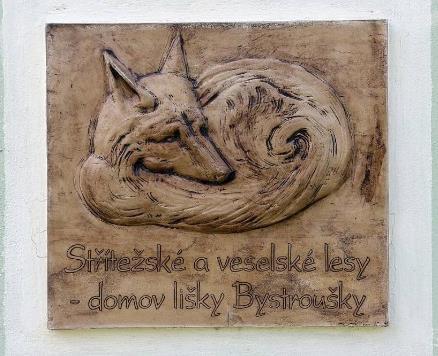 lesáci z organizace Lesy Města Mohelnice. U hájenky je volně přístupné posezení.