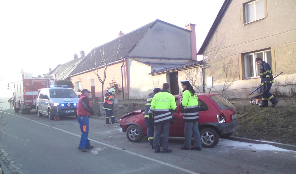 8) Spolupráce s dalšími složkami * S hasiči spolupracovala městská policie zejména při dopravních nehodách, při uzavírkách míst poţárů, při řízení dopravy, odklízení sněhových převisů na střechách