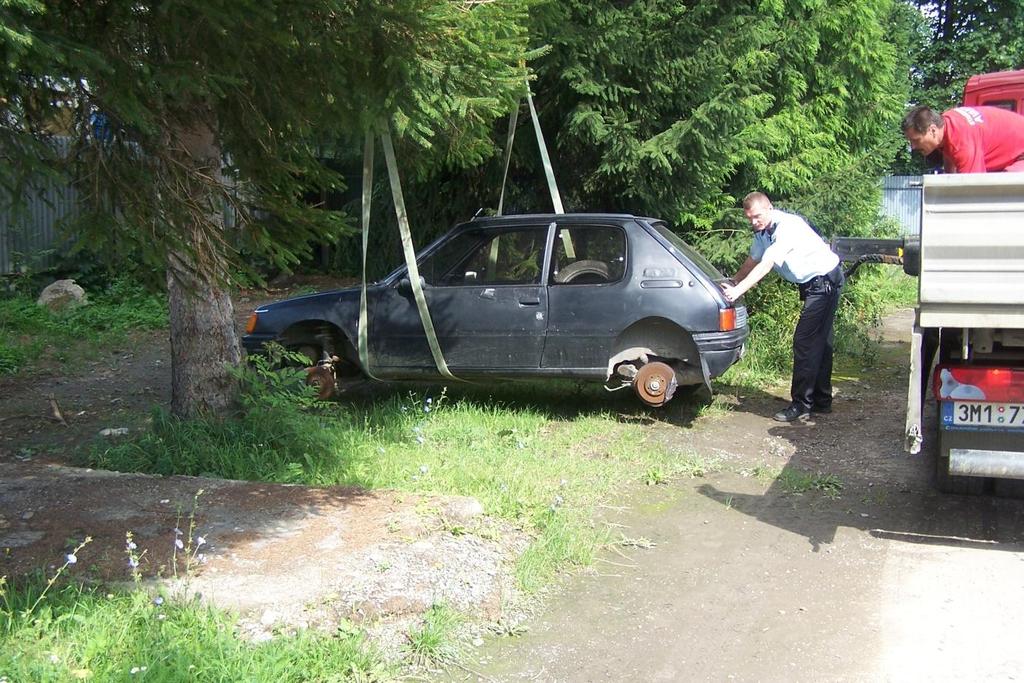 na okraji města, v lese), jsou tyto přestupky řešeny podle zákona č. 13/1997 Sb., o pozemních komunikacích. Stávající právní úprava tak poskytuje dvojí definici autovraku. * První má oporu v zákoně č.