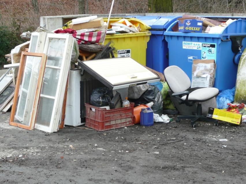 Skládky většinou obsahovaly domovní odpad, neupotřebitelné obaly, rumisko z drobných staveb a plastové výrobky větších rozměrů (které nelze umístit do separačních nádob).