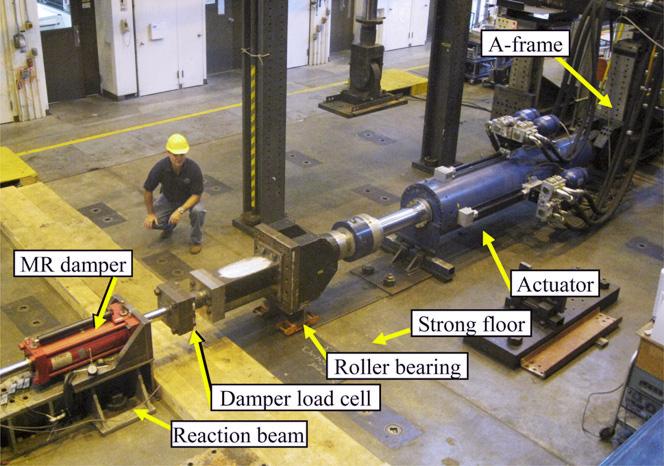 16). Obr. 2.16 Experimentální sestava pro real-time testy MR tlumiče [39] Další odvětví ve stavebnictví, kde byly MR tlumiče úspěšně vyzkoušeny, jsou lanové mosty.