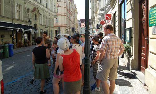 Co se to leskne tam na zemi? Stoplersteine osudy skryté pod kameny Stoplersteine neboli Kameny zmizelých se v Evropě poprvé objevily v roce 1995.