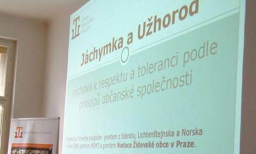 Identita, předsudky a stereotypy Menšinová škola nebo škola pro menšiny Menšina se vždy nachází ve složitém postavení, byť žije v demokratickém státě.
