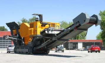 Hmotnost: Výbava: Transportní rozměry: (délka x šířka x výška) Zajištění mobility: 33,5 t Magnetický separátor Dálkové ovládání 10500x2615x3150 mm Pásový podvozek Obr. 3.1 Mobilní drtící zařízení Hartl Powercrusher PC 1055 J s čelisťovým drtičem na pásovém podvozku, zdroj [15] 3.