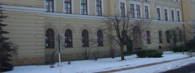 školu