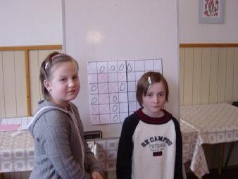 Po druhé hodině se školní jídelna stala soutěžní místností, která se zaplnila téměř 30 dětmi 1. stupně. Na začátku byli přítomní seznámeni s pravidly a každý zájemce o soutěž dostal losovací lístek.