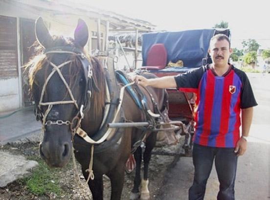 lometrù, aby mohl slouit køesanùm v jedné odlehlé komunitì. Chodil pìšky za jakéhokoli poèasí nìkolik hodin. Dnes ji bratr Gonzales jezdí na svém koni a ušetøí si tak mnoství èasu i námahy.
